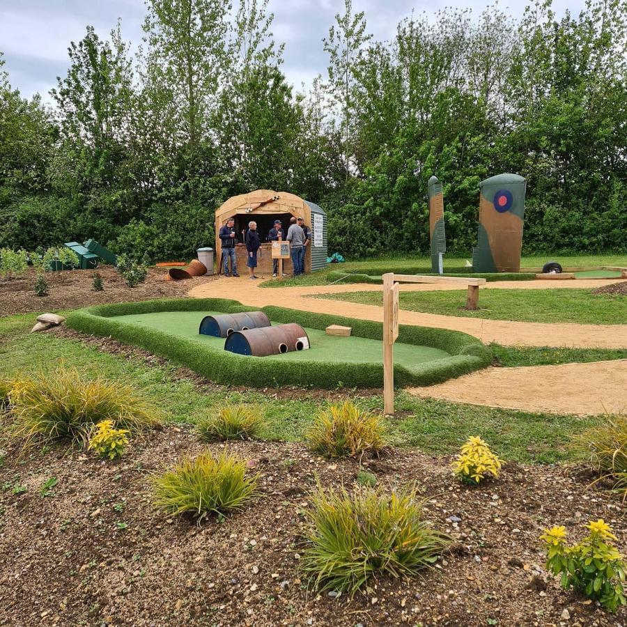 Bell Tent Glamping At Marwell Resort Winchester Exterior foto